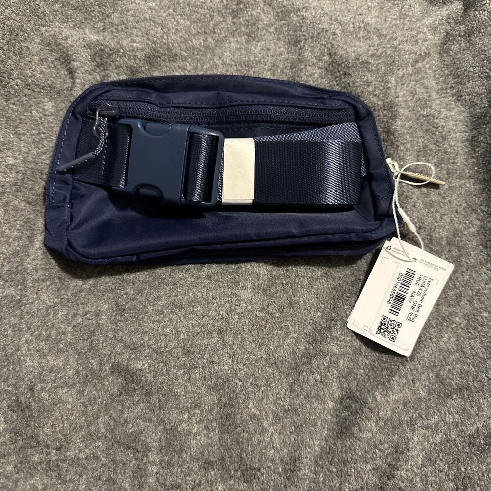 Lululemon Everywhere Belt Bag Navy 1L Brand New - Picture 3 of 4